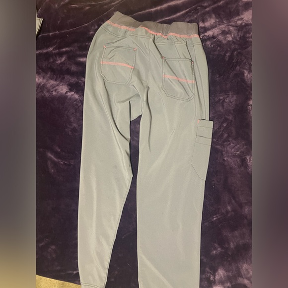 CARHARTT | Grey & Pink Scrub Set - Picture 15 of 15
